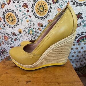 Bacio 61 Mustard Yellow Leather Platform Wedges 5” Heel Size 9